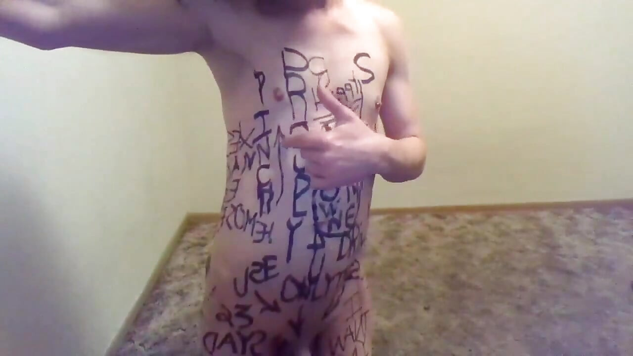 Escritos degradantes y de orgullo sexual en mi cuerpo desnudo
