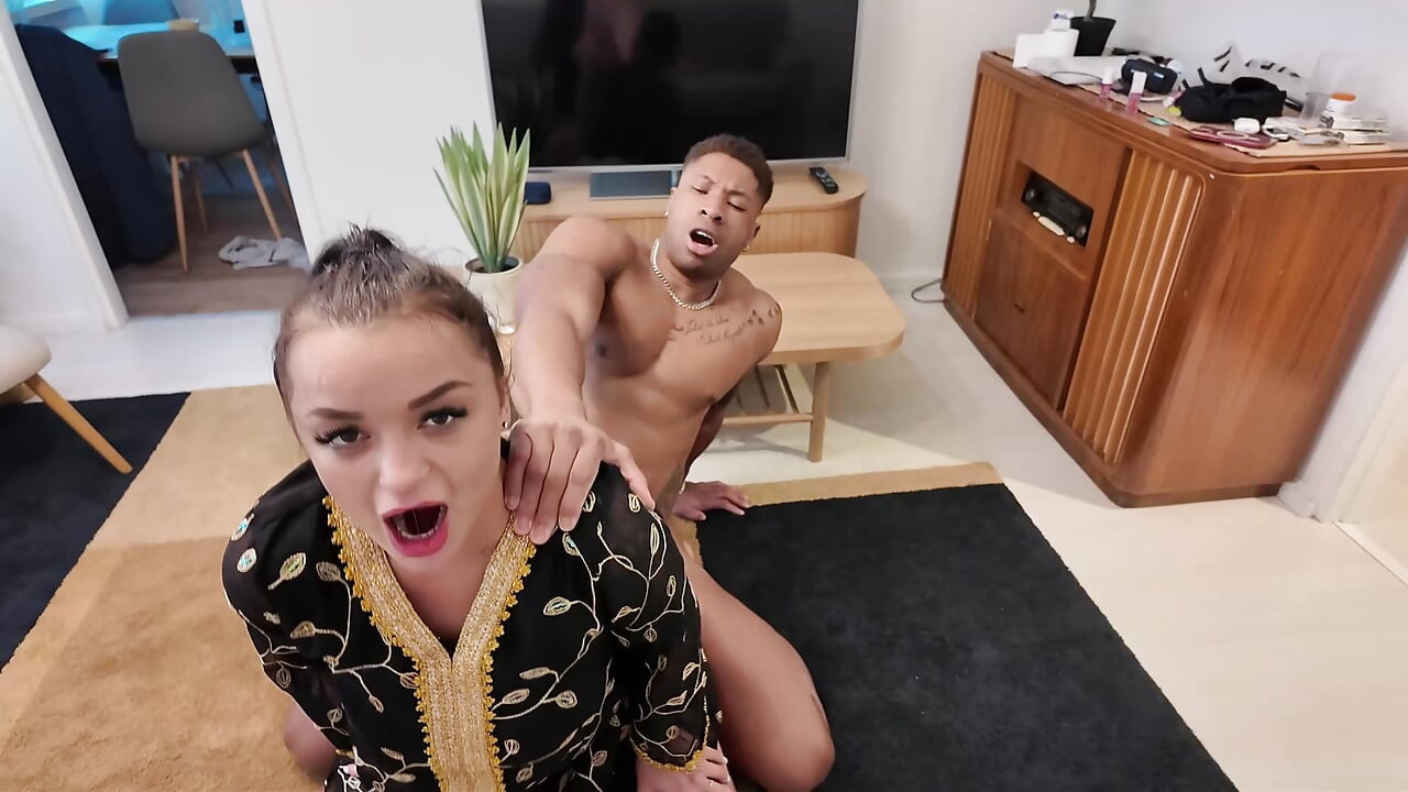 Порно арабского куколда с огромным большим черным членом в домашнем видео