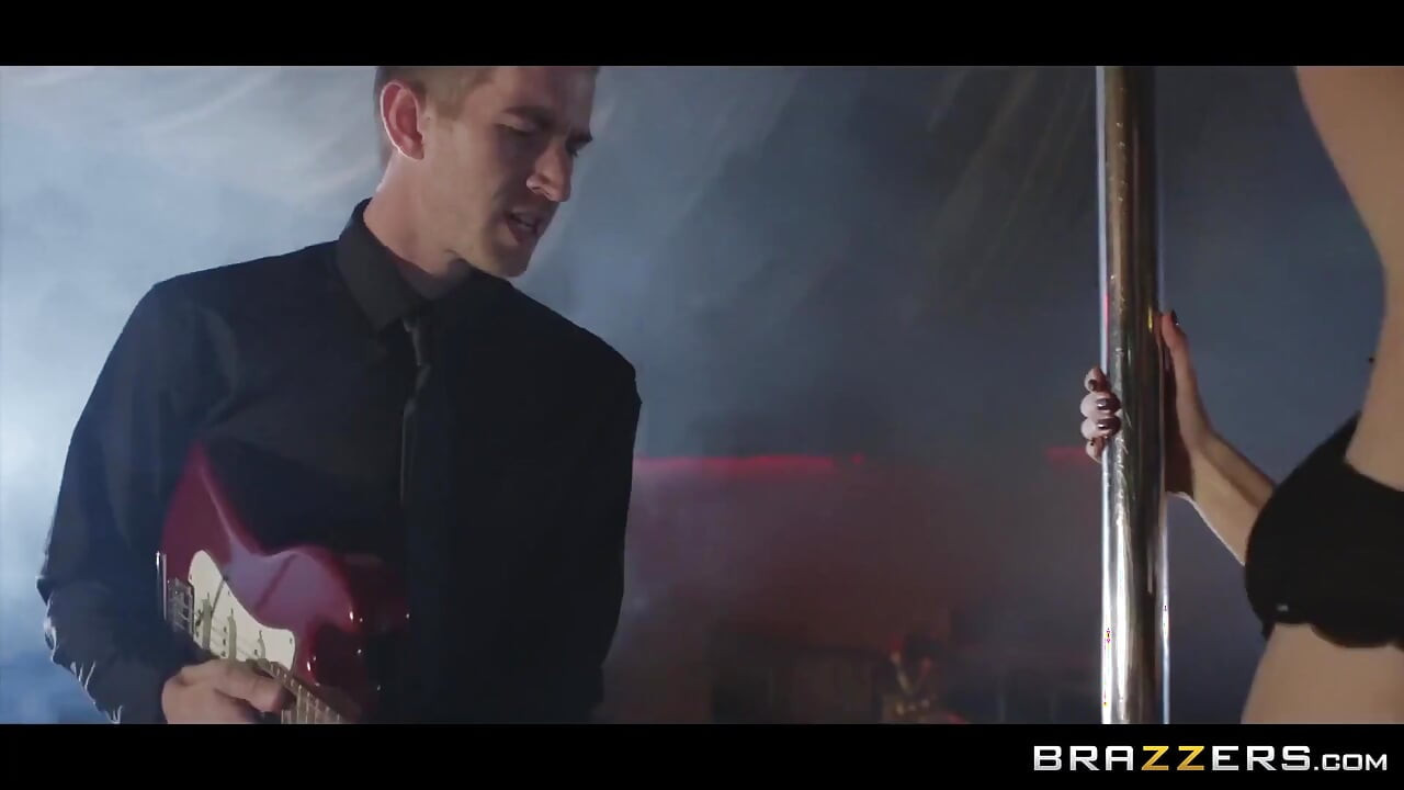 Brazzers - Danny intenta filmar una película pero termina haciendo lo que mejor hace, se folla a Viola Bailey