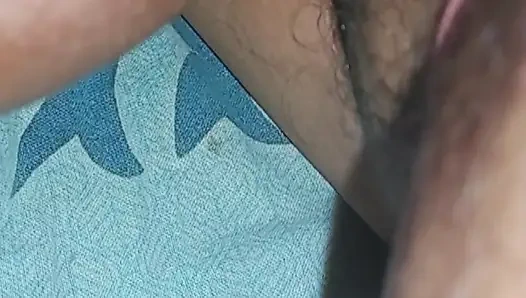 Мы оба шурин и невестка спали на одной кровати, шурин Ko Meri Chuchi Dekh Raha Nahi Gaya, он начал давить на мою чулу, а я отсосала член моего шурины и пососала киску Хары.