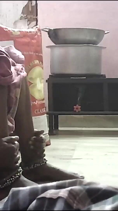 Zapanjujući trenutak iz "Indijske seoske kućanice romantično ljubi guzicu"