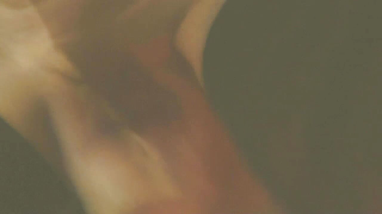 Swemature amarrada na cruz de Santo André no hotel. Fique acordado e botas pornô, chicoteadas e recompensadas com porra na boca.