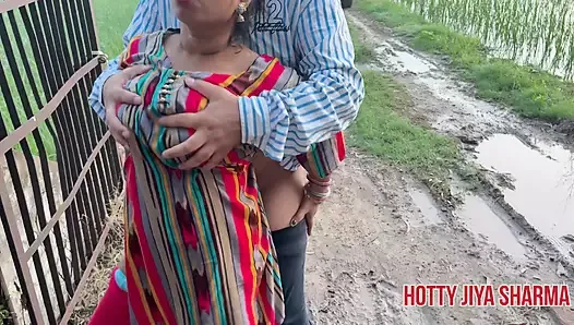 Jamindar ke Bete ne bhabhi ko tabadtod choda jab wo khet mein Pisaab kar rahi thi