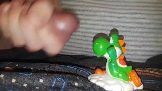 Сексуальная маленькая игрушка Yoshi взрывает сперму