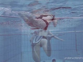 Roxalana Chech в подводном плавании в бассейне