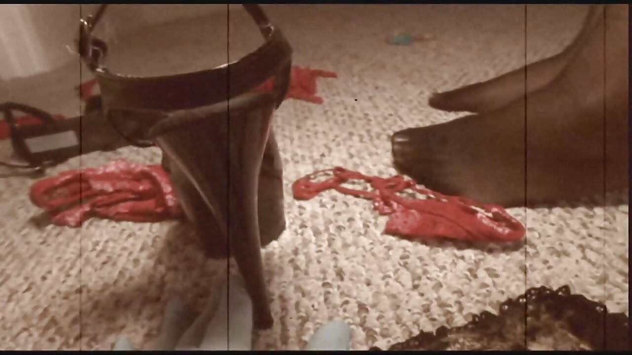 Сильна збуджена рожева щілина збудженої тінки виглядає чудово, повною обличчя