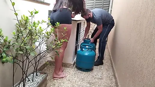 Hot customer asked for cooking gas and was teasing the delivery man (Real video)