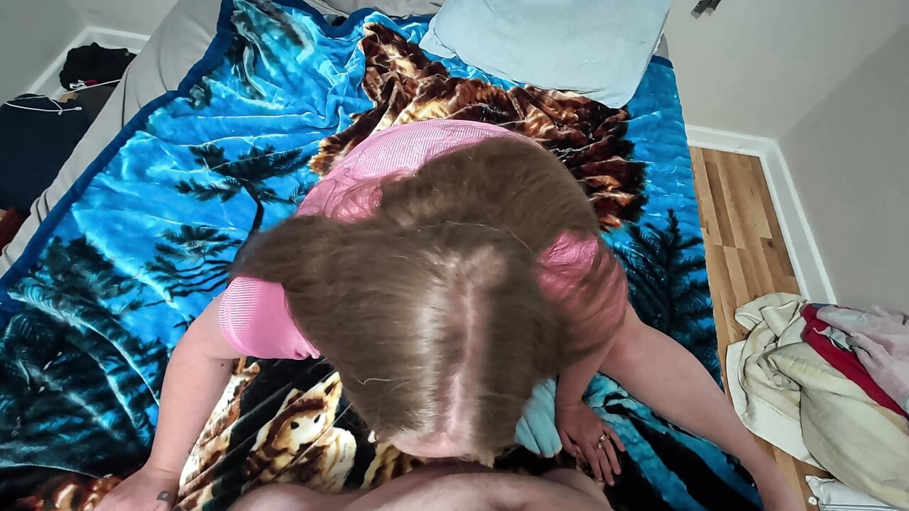 Baculatá blonďatá milfka mě do ní nechá vystříkat
