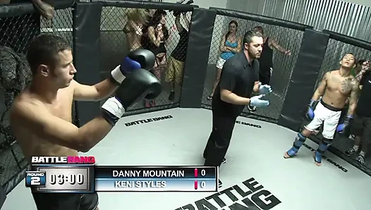 Tatlı genç amcığın derin sikişmiş amcığı dölle dolu minyon görünüyor