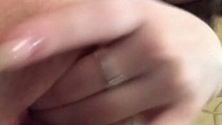Сексуальная белая девушка трахает пальцами