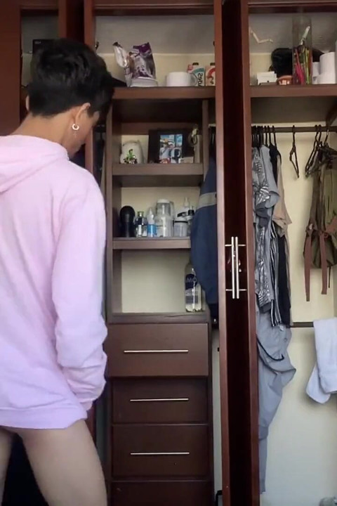 Muscled Guy Has a Big Pack Between His Legs