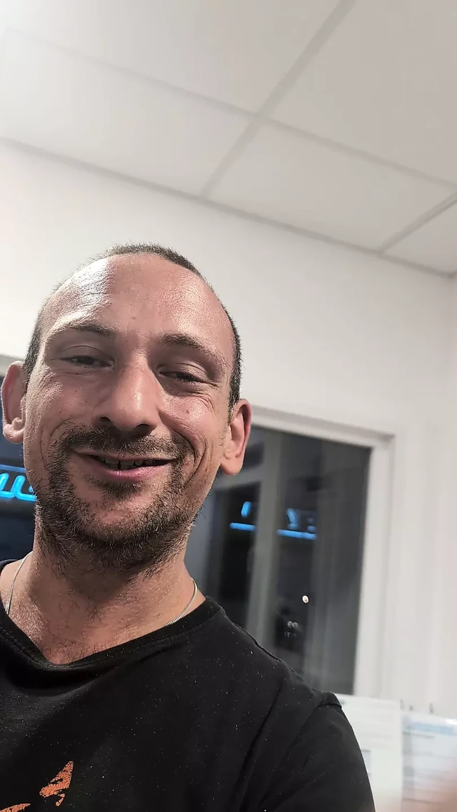 Wank at the auto repairer after the car accident