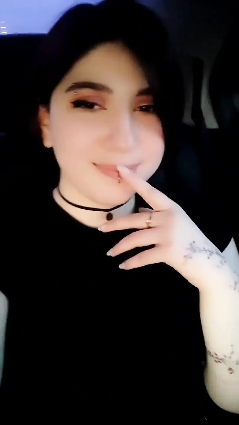 饥渴的荡妇开始在出租车司机的后面抚摸她湿润的阴户