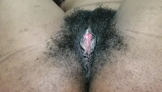 Tante seksi dengan memek berbulu lagi asik masturbasi memeknya sendirian, penuh semangat!