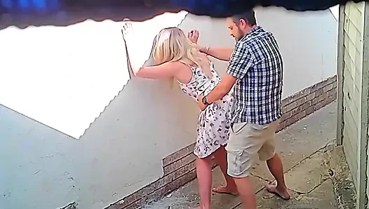 Çift halka açık restoranın dışında sikişirken kameraya yakalandı