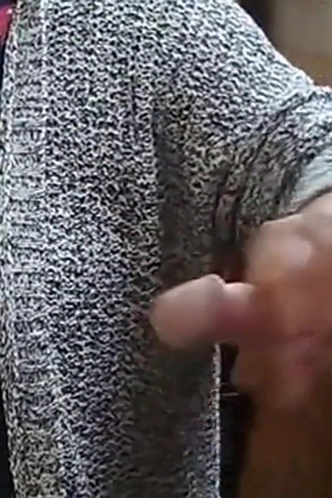 Ma belle-mère branle ma bite sur le balcon