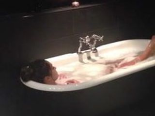 Nikki Bella在浴缸里的短藤