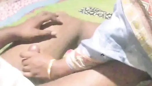 Tatlı desi Hintli güzel üvey kız kardeş büyük penisle seks yapıyor en iyi seksi yenge.