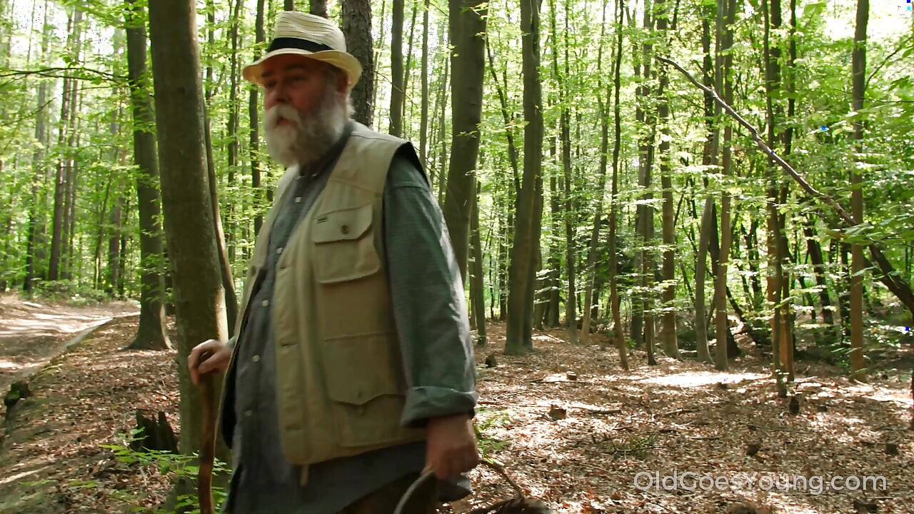 Hombre mayor agrada rubia fresca al aire libre