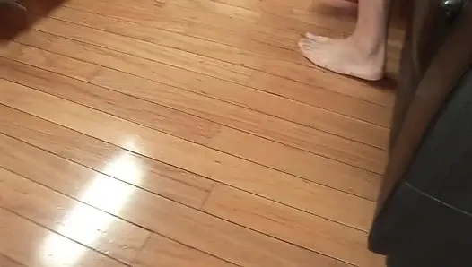 Jordan kanepede eğilip arkadan almak istiyor