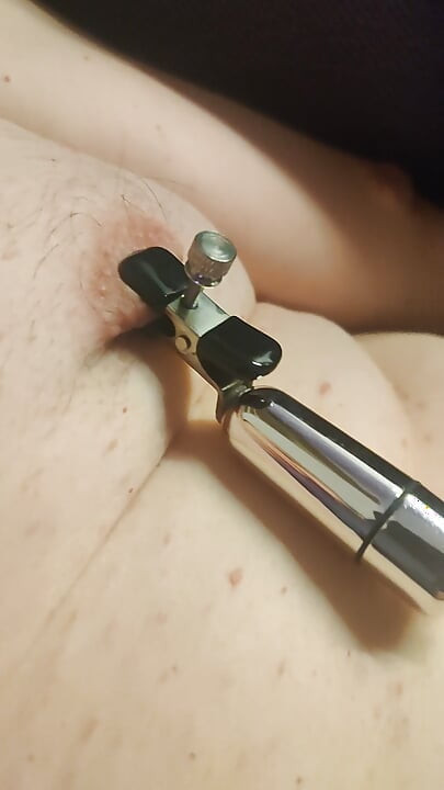 निप्पल क्लैंप के साथ लिविंग रूम में हैण्डजॉब