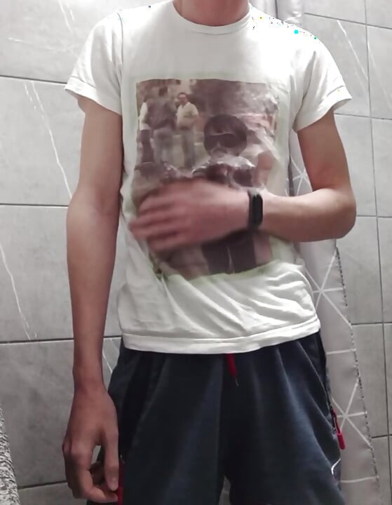 Chàng trai trẻ sục con cu của mình và xuất tinh trong phòng tắm