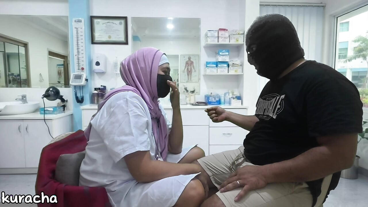 Dokter berhijab mencukur kontol tebal klien tidak ereksi selama mencukur