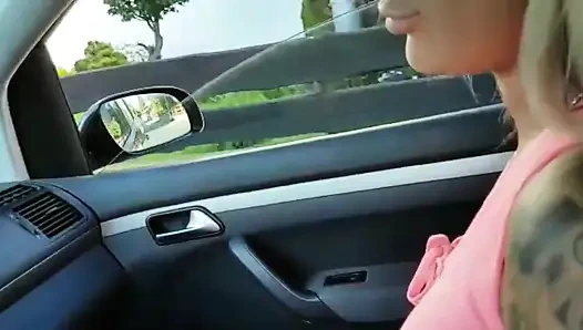 Мила на улице