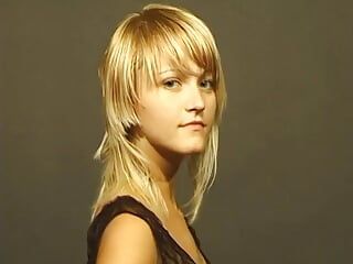 Первое порно выступление Michala - блондинка-шлюха, которая трогает себя для вашего удовольствия