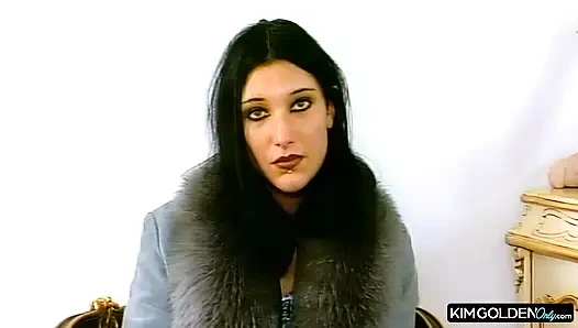 Verfuehrerische Bruenette mit Toys in Ekstase