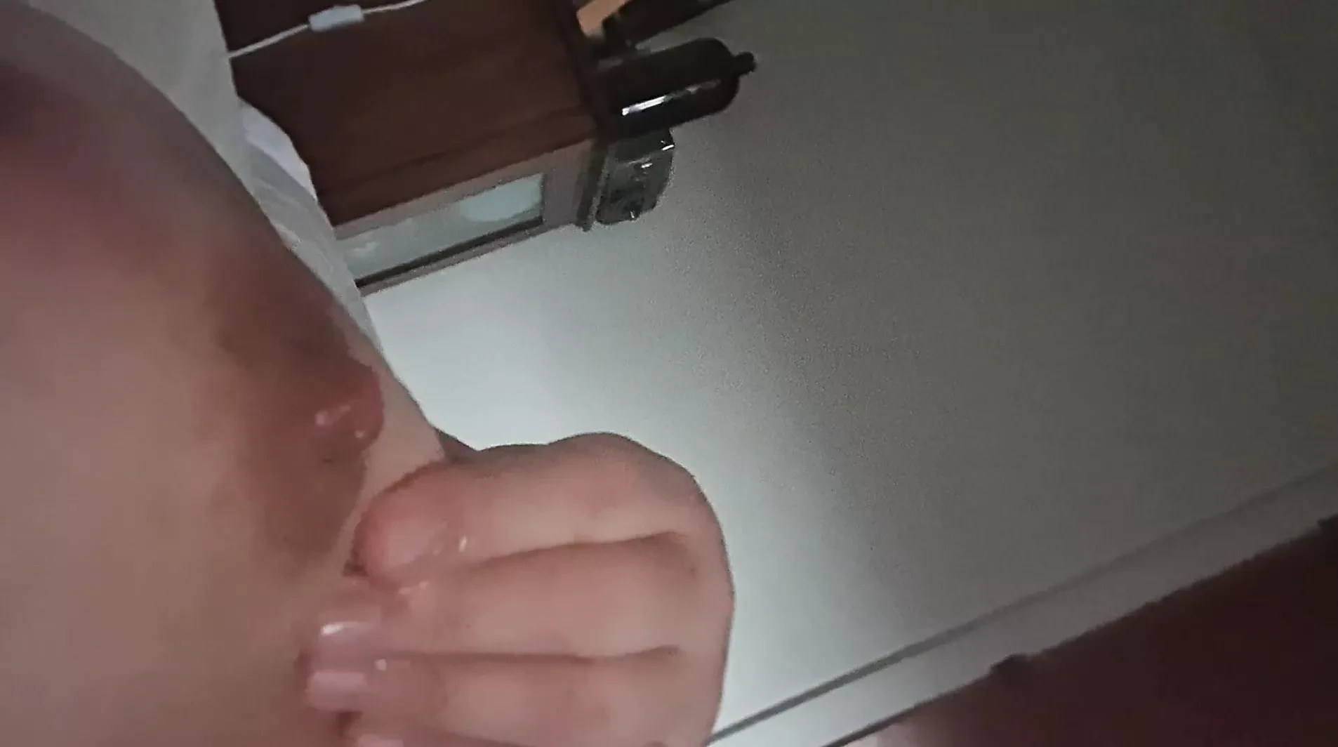 Meludah sensual dan puting susu
