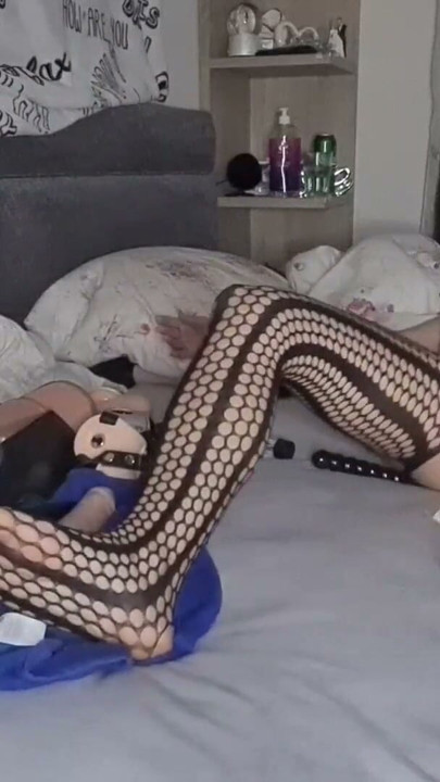 Fisting wife's tight pussy and she really enjoys this Part 1 | Clip 1