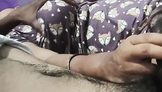 Desi bhabhi memberikan blowjob panas dan mani muncrat handjob besar