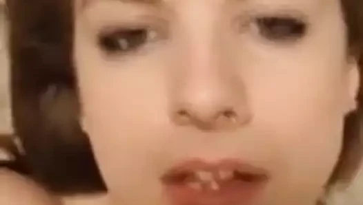 Brunette yang lucu menikmati perawatan wajah