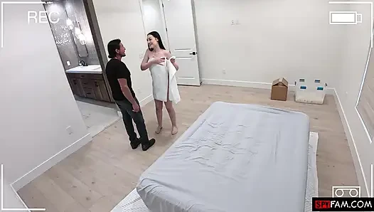 Kejutan apartemen pertama. Reaksinya sangat tak ternikahi.