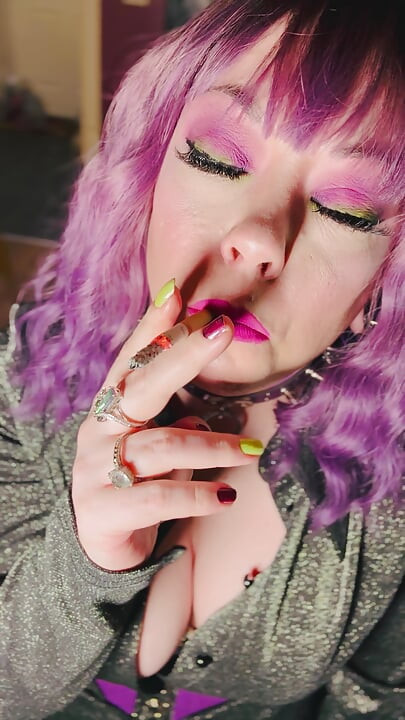 Tina Snua se veste com uma roupa gótica e fuma rápido com você - fumante fumante