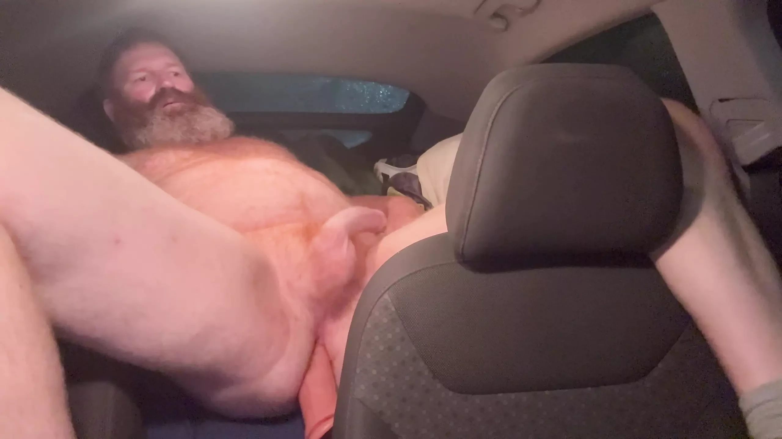Aku dientot habis-habisan sama dildo baruku di dalam mobilku.