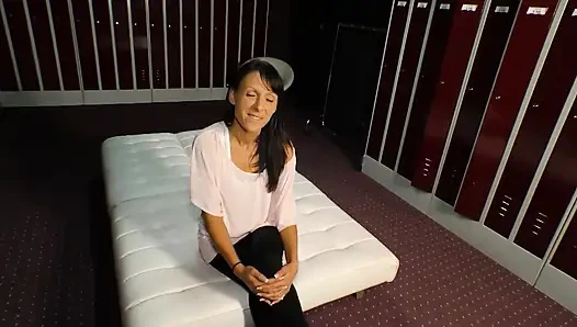 Muschi lecken, dildo spielt im käfig ... in den mund kommen