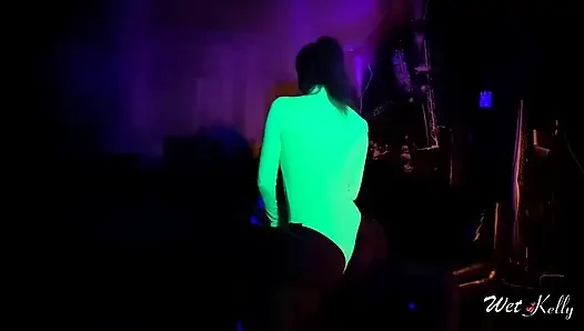Neon vücudundaki ateşli orta yaşlı seksi kadın karanlıkta sikişmeyi seviyor