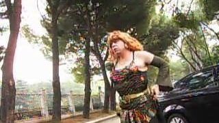Проститутка-транссексуалка в Мадриде в любительском видео