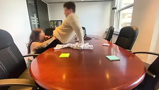 Меня застукали за трахом офисной шлюшки и уволили