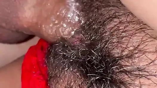 Diese versaute liebhaberin mag es, ihre muschi mit milch gefüllt zu haben