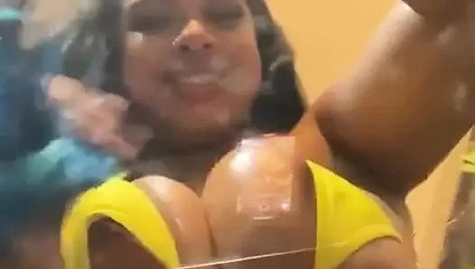 Gadis semok kulit hitam lagi asik ngusap toketnya yang berlumur minyak di kursi jernih sambil ngentot dildonya