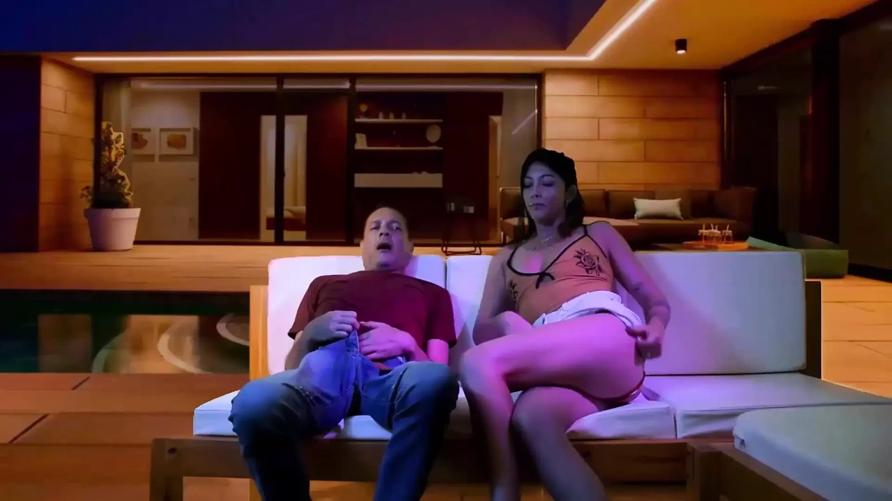 在我丈夫的生日派对上和朋友做爱