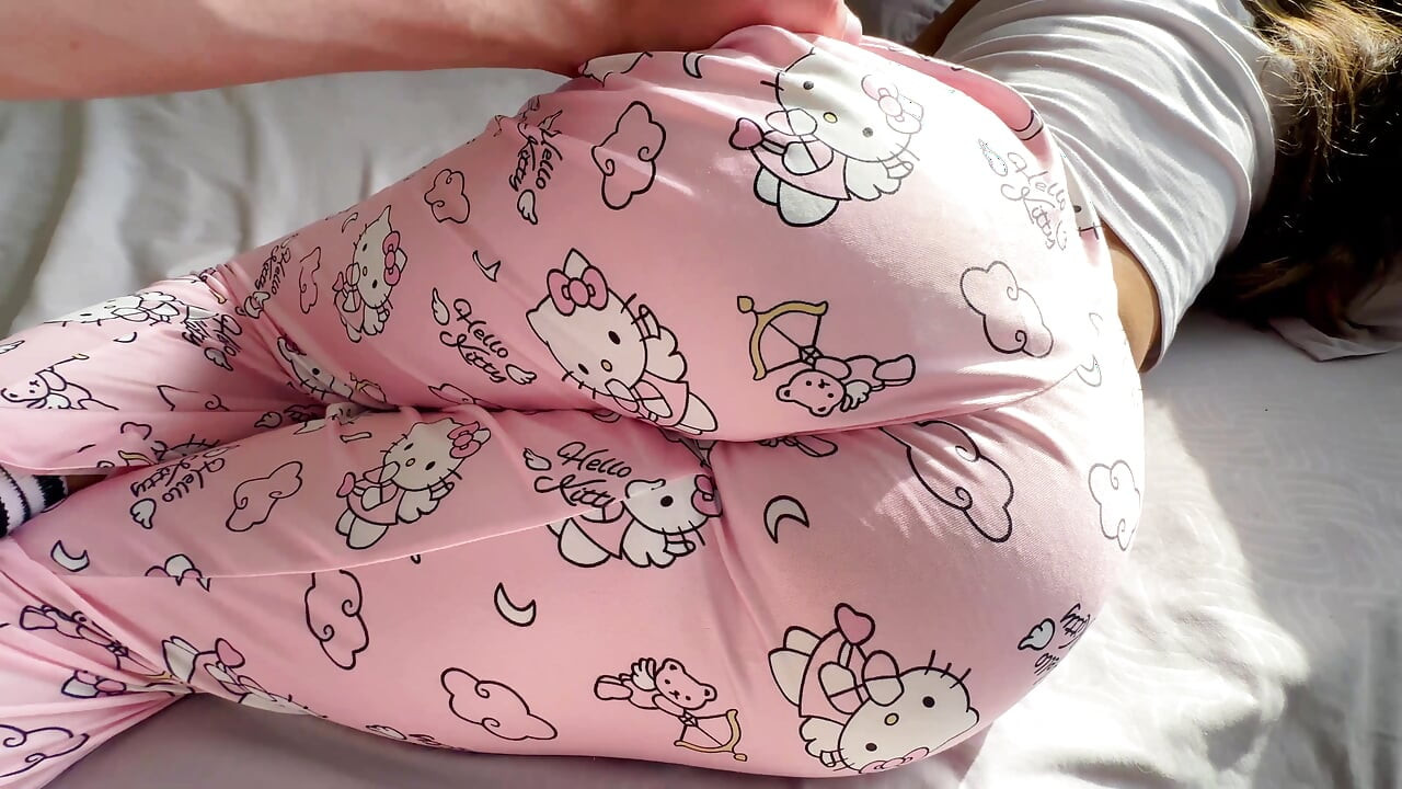 Mi hijastra en pijamas de Hello Kitty siempre deja la puerta de su habitación abierta