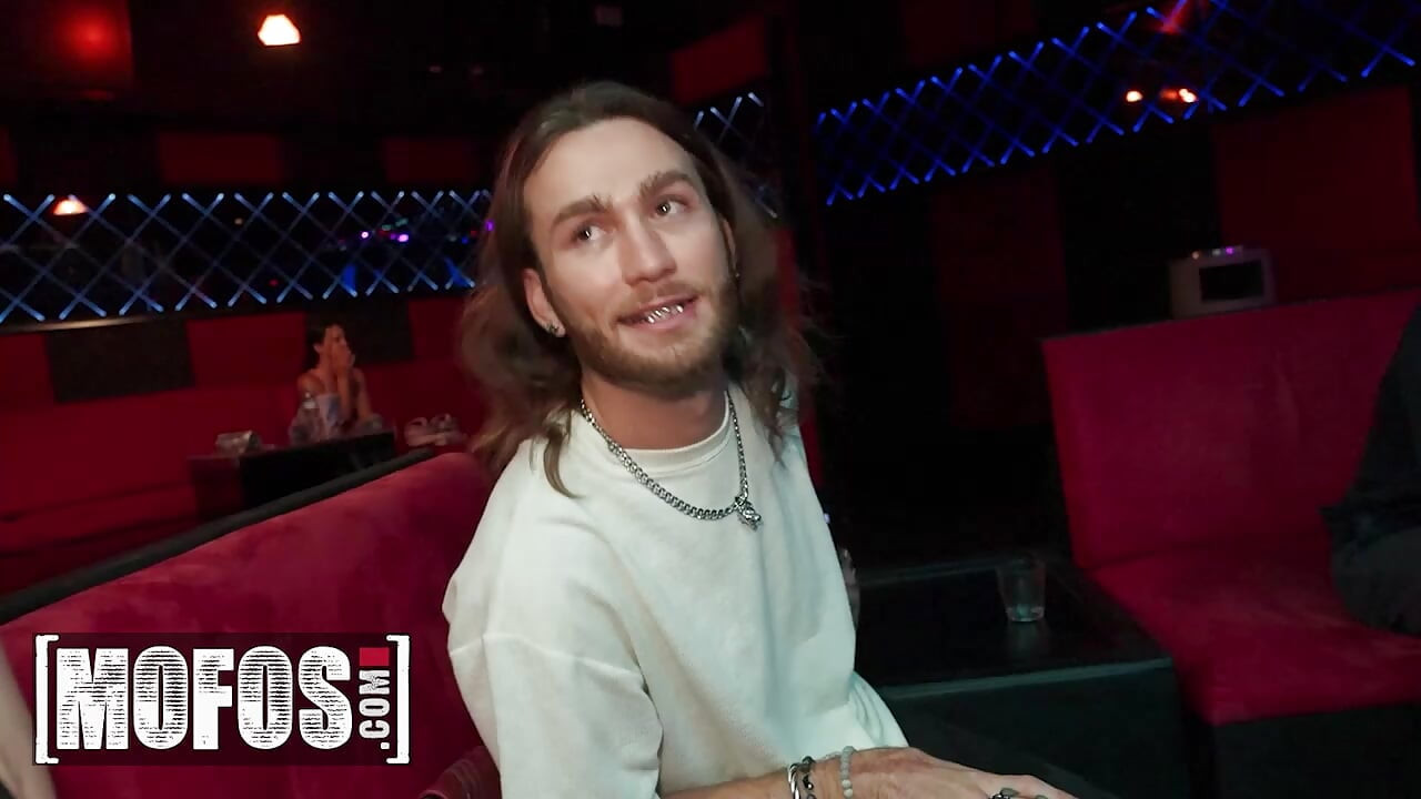 MOFOS - Raeley Love transformă ringul de dans într-un club de noapte într-un spectacol public de călărie pe pulă