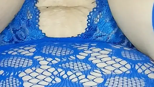Хорошенькая крошечная мокрая маленькая киска