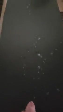 テーブルの上の巨大なザーメン