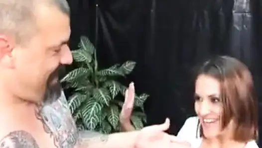 Cewek rambut cokelat lagi asik nyepong kontol dengan penuh gairah