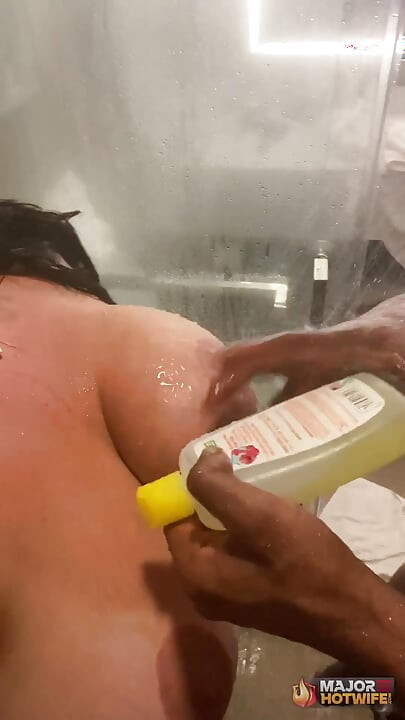 Vnadná sexy manželka saje velké černé péro římského majora ve sprše